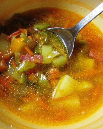 Рецепт солянки мясной с солеными огурцами