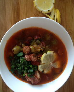 Солянка с копчеными ребрами и колбасками