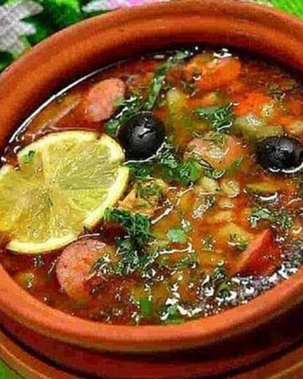 Рецепт солянки с охотничьими колбасками и каперсами