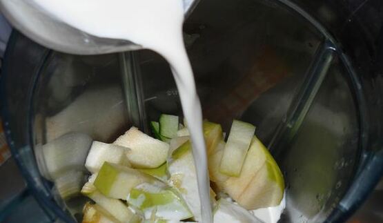 холодный мятный суп-пюре с яблоком и огурцом