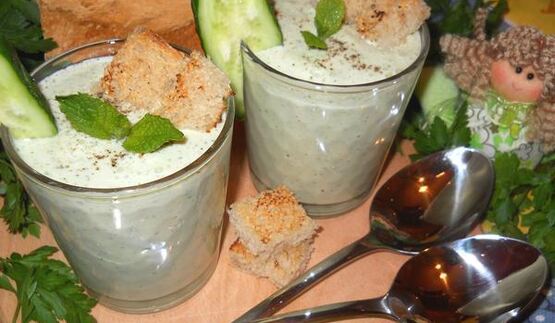 холодный мятный суп-пюре с яблоком и огурцом