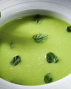 Суп-пюре из брокколи и шпината со сливками и сыром по-итальянски