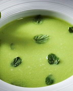 Суп-пюре из брокколи и шпината со сливками и сыром по-итальянски