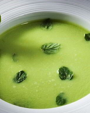 Суп-пюре из брокколи и шпината со сливками и сыром по-итальянски