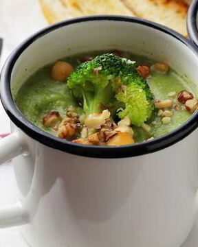 Суп-пюре из брокколи с миндалем