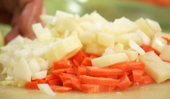 суп-пюре из копченой курицы с чечевицей и зеленым горошком