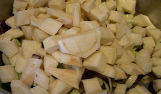 суп-пюре из пастернака с кедровыми орешками