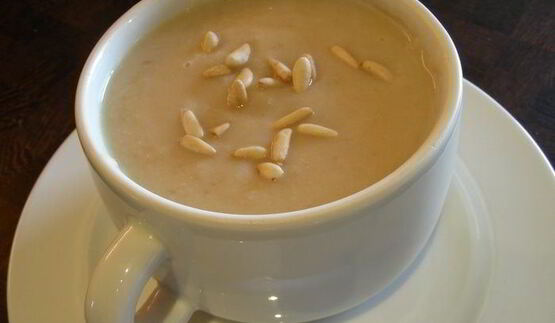 суп-пюре из пастернака с кедровыми орешками