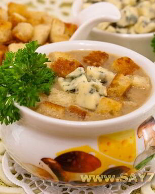 Суп с грибами, сухариками и сыром с благородной плесенью
