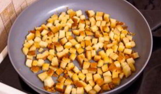 суп с грибами, сухариками и сыром с благородной плесенью