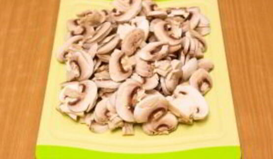 суп с грибами, сухариками и сыром с благородной плесенью