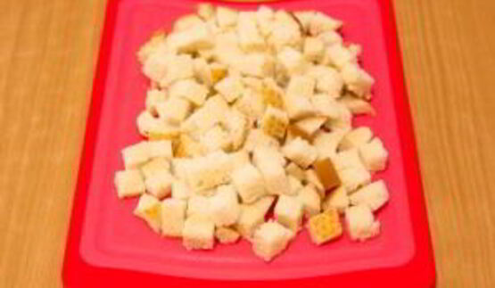 суп с грибами, сухариками и сыром с благородной плесенью