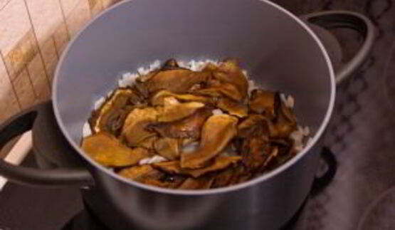 суп с грибами, сухариками и сыром с благородной плесенью