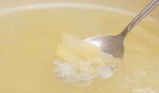 горячий сырный суп с колбасой