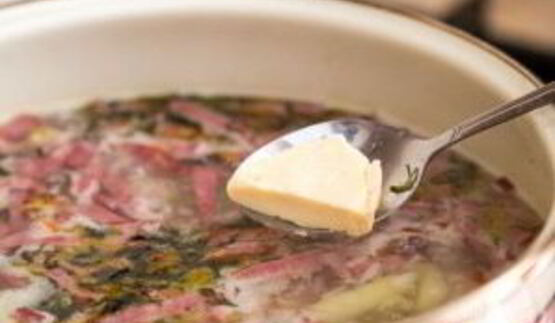 горячий сырный суп с колбасой