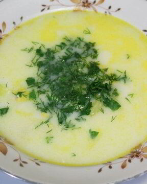 Сырный суп на курином бульоне