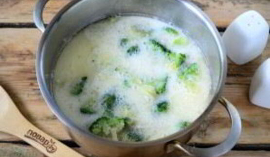 сырный суп с брокколи в булочках