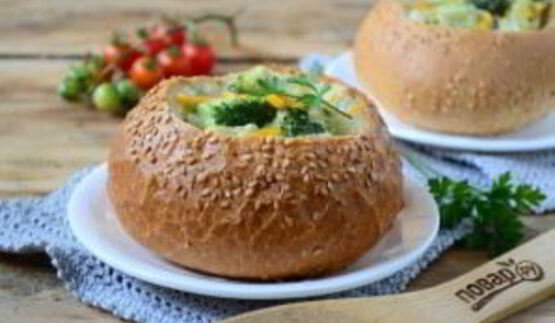 сырный суп с брокколи в булочках