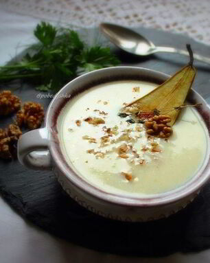 Сырный суп с грушей и грецкими орехами