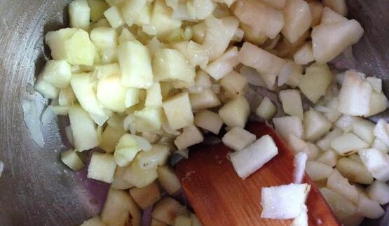 сырный суп с грушей и грецкими орехами