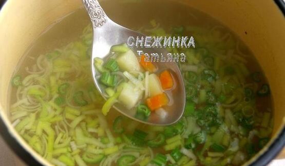 сырный суп с клецками из кабачка и сыра джюгас