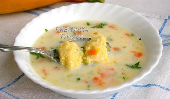 сырный суп с клецками из кабачка и сыра джюгас