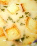 Сырный суп с курицей, шампиньонами и гренками