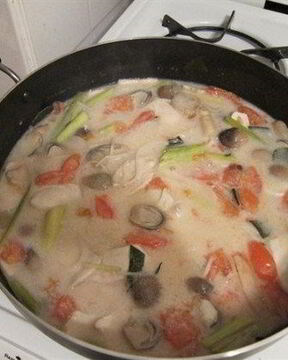 Тайский суп том-кха с кокосовым молоком и морепродуктами