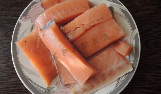 рыбный суп уха из красной рыбы