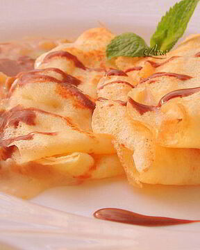 Блинчики с ореховой начинкой и шоколадным соусом