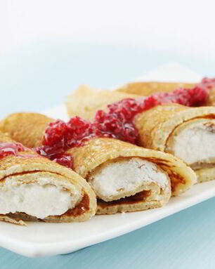 Блинчики с творогом и клубникой