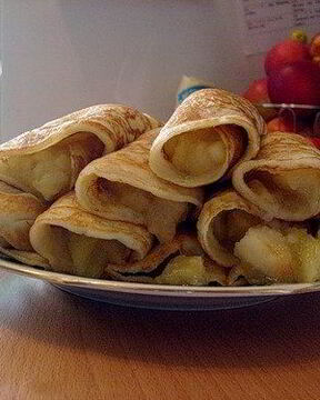 Блины с яблоками и изюмом