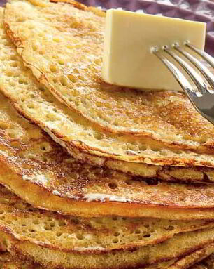 Дрожжевые блины со взбитыми сливками