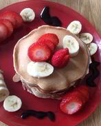 Панкейки с корицей, фруктами и сиропом