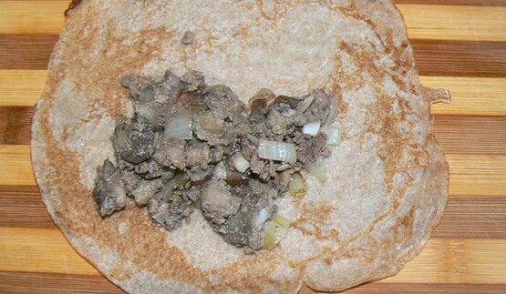 ржаные блины, фаршированные печенью и грибами