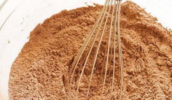 шоколадные блинчики с бананом, клубникой и сливками