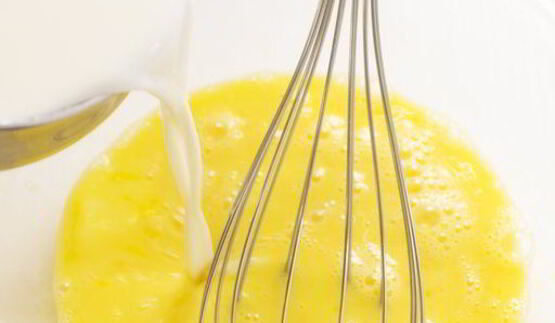 шоколадные блинчики с бананом, клубникой и сливками