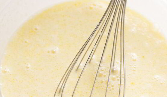 шоколадные блинчики с бананом, клубникой и сливками