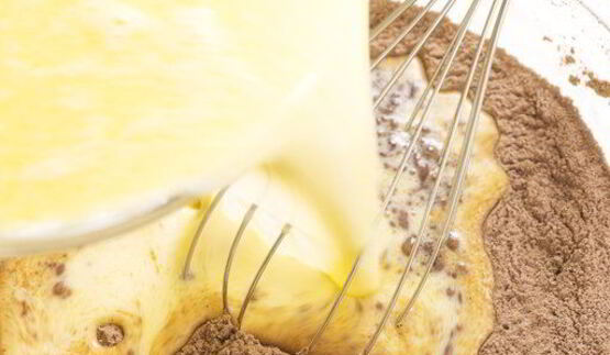 шоколадные блинчики с бананом, клубникой и сливками