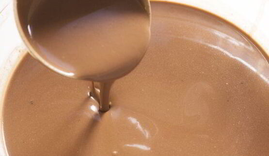 шоколадные блинчики с бананом, клубникой и сливками