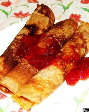 Сладкие блинчики с клубникой и творогом