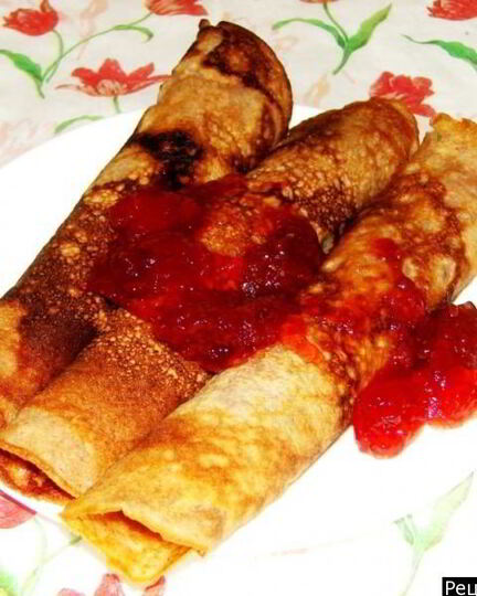 Рецепт сладких блинчиков с клубникого и творогома