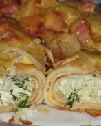 Запеченные блины с рисом, ветчиной, яйцами и сыром