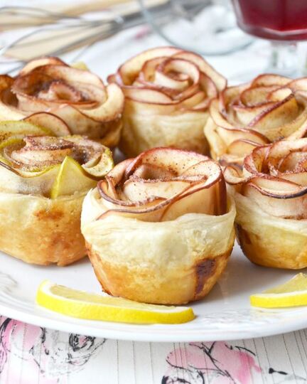 Рецепт булочек розочки с яблоком и корицей