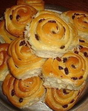 Булочки Розы с сахаром и изюмом