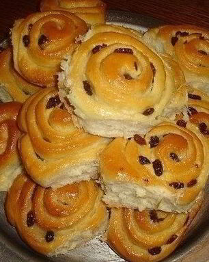 Булочки Розы с сахаром и изюмом