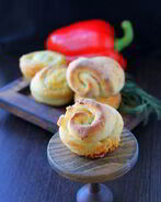 Булочки-рулетики с чесноком и сыром