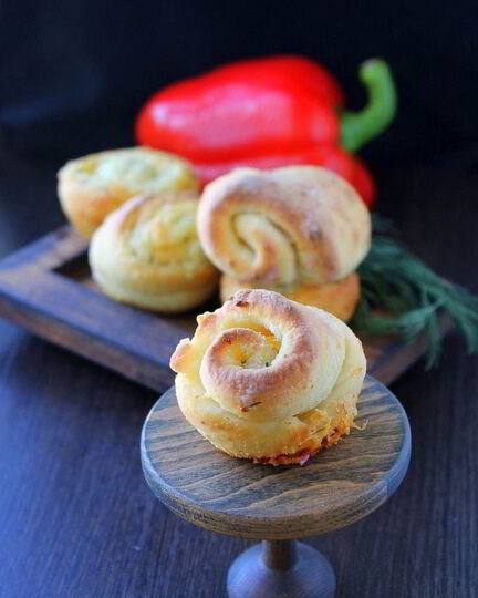 Рецепт булочек-рулетиков с чесноком и сыром