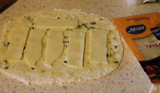 булочки-рулетики с чесноком и сыром