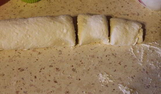 булочки-рулетики с чесноком и сыром